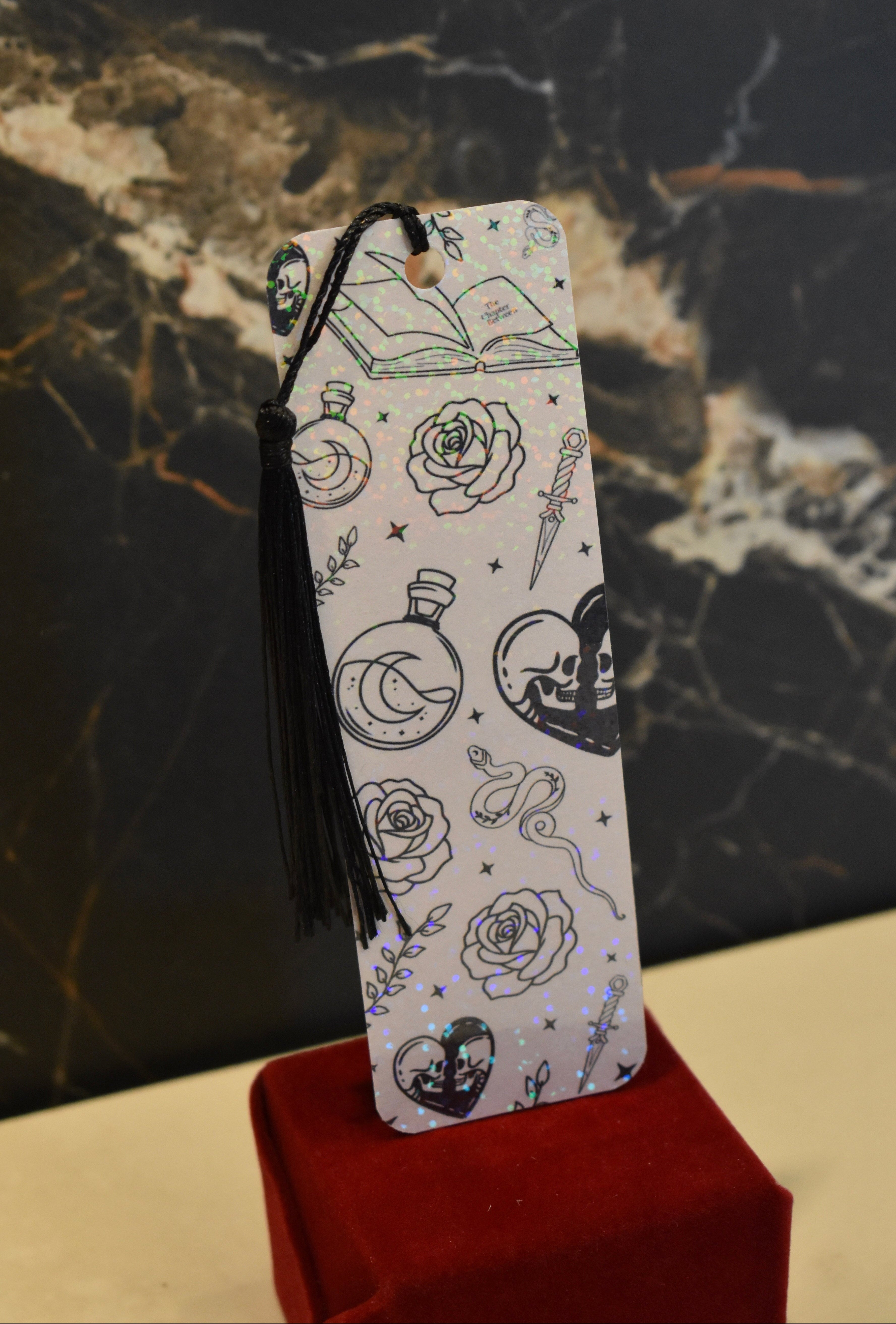 Holographic Bookmark - Lesezeichen The Chapter Between Quaste
