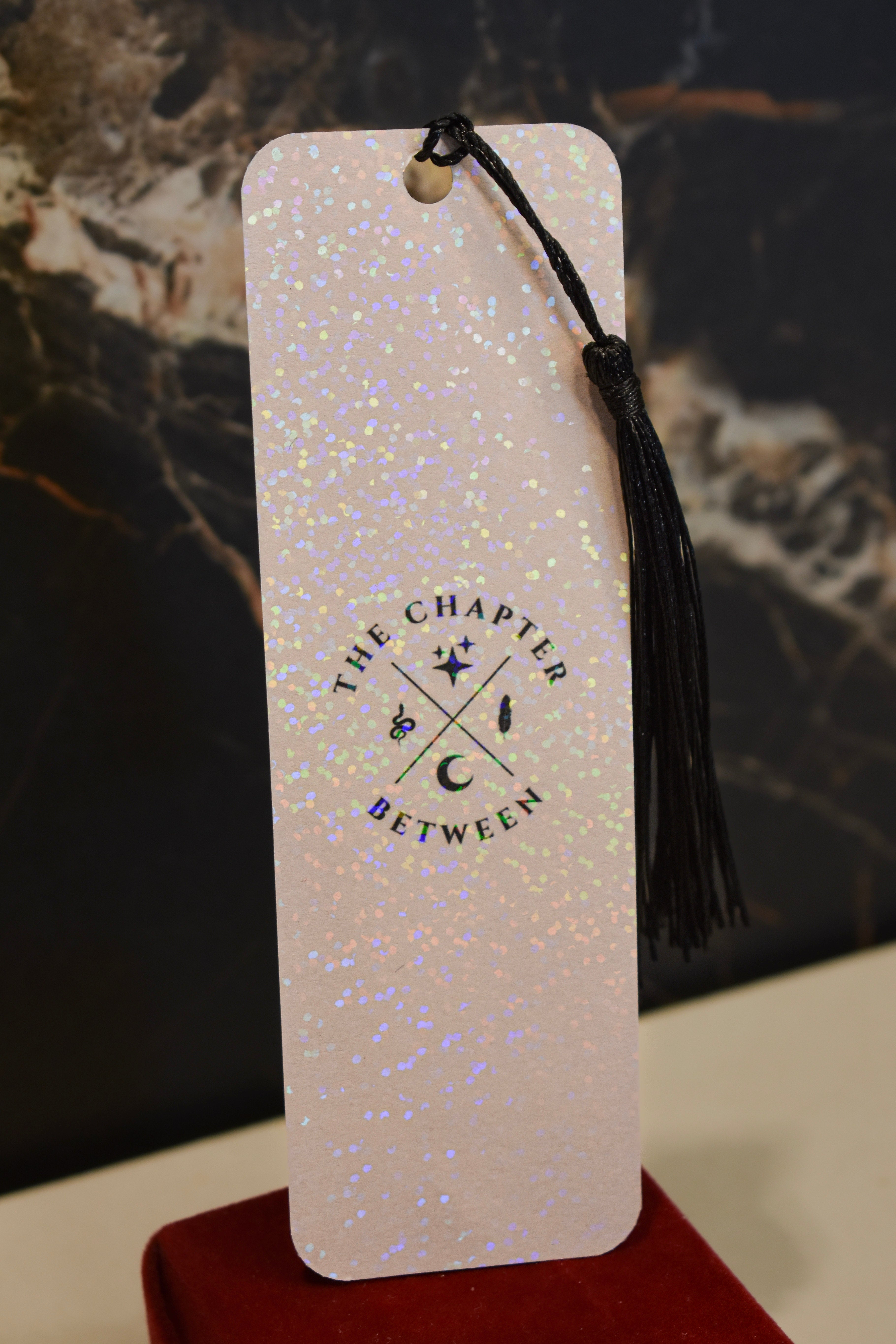Holographic Bookmark - Lesezeichen The Chapter Between Quaste