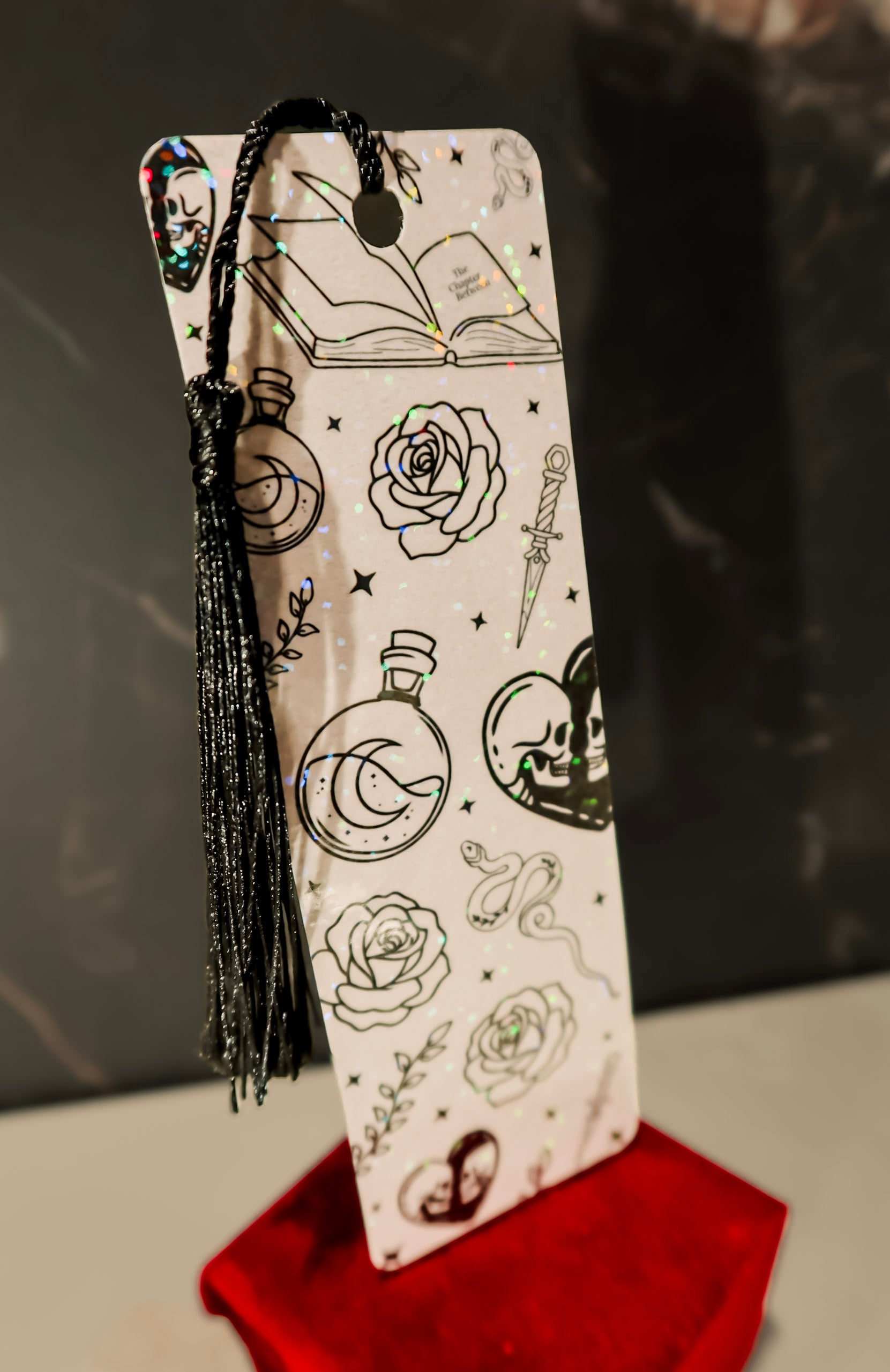 Holographic Bookmark - Lesezeichen The Chapter Between Quaste