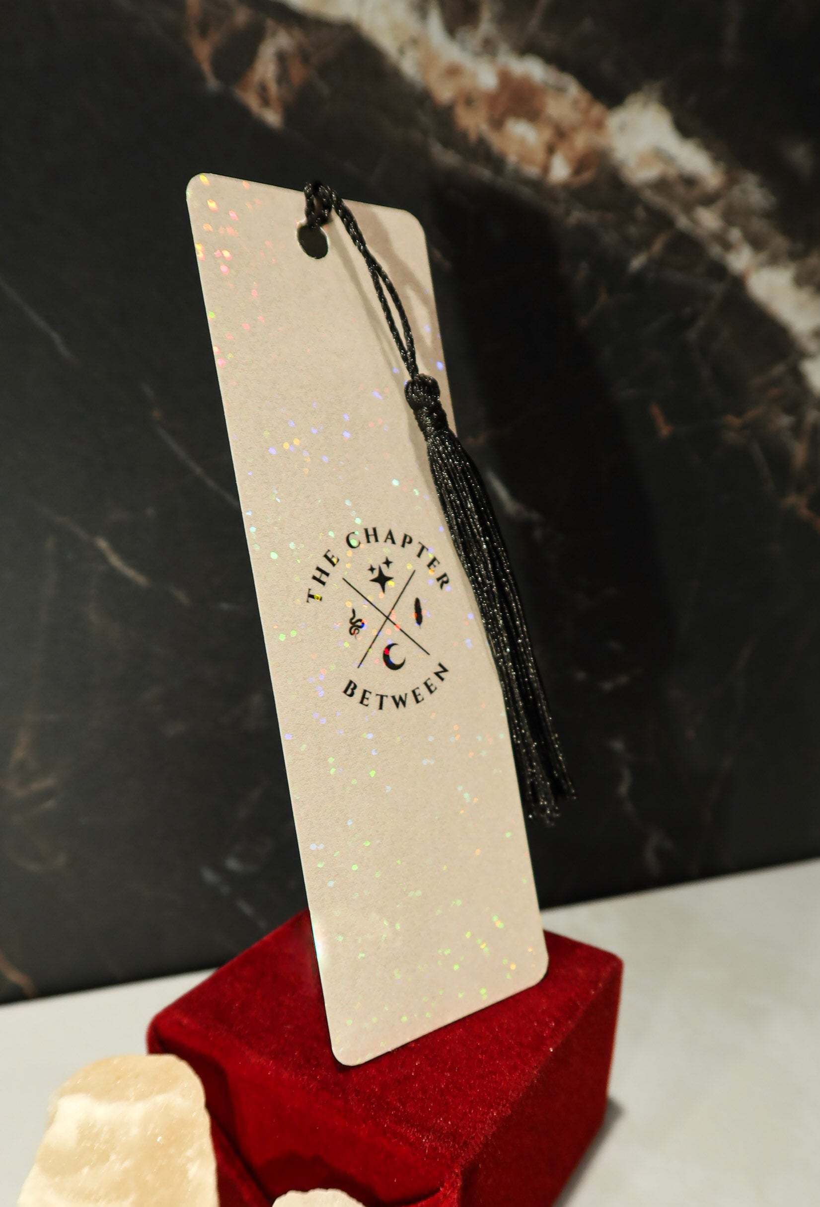 Holographic Bookmark - Lesezeichen The Chapter Between Quaste